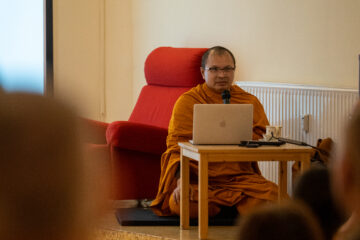 Ven. Assoc. Prof. Dr. Phra Panyavajrapandit rektorhelyettes