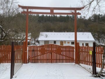 A megújult központ bejárata Bajnán