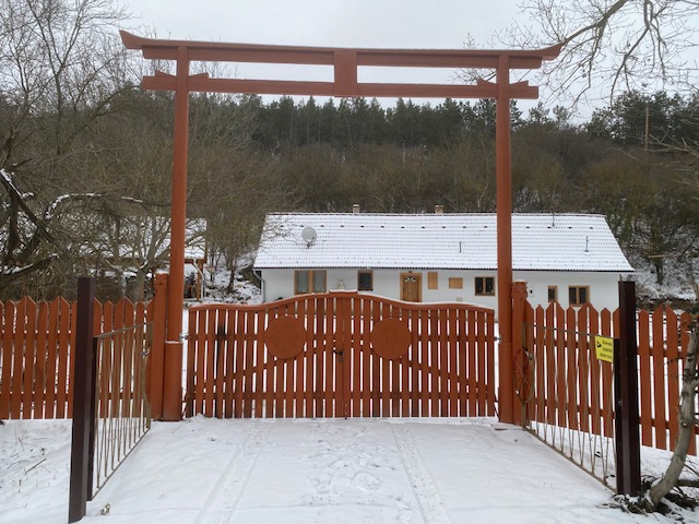 A megújult központ bejárata Bajnán